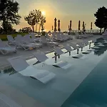 Apartment Luxury Sea View With Access - Parking & Heated Pool Varna