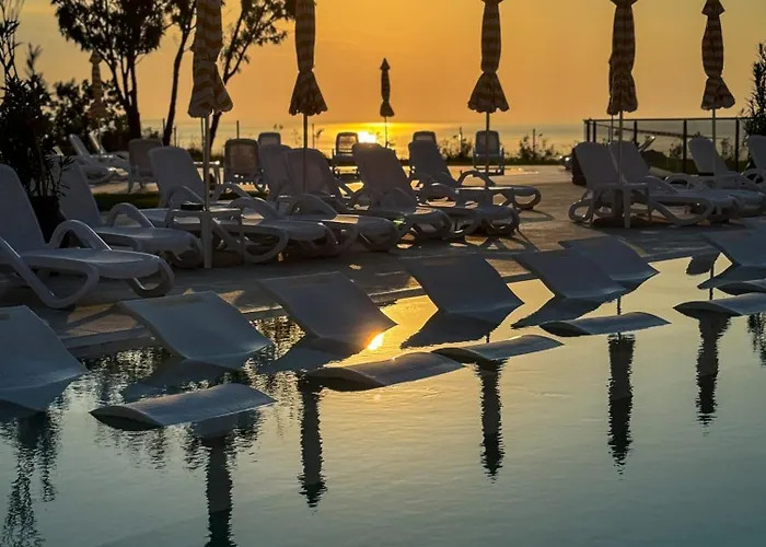 Luxury Sea View With Access - Parking & Heated Pool Varna